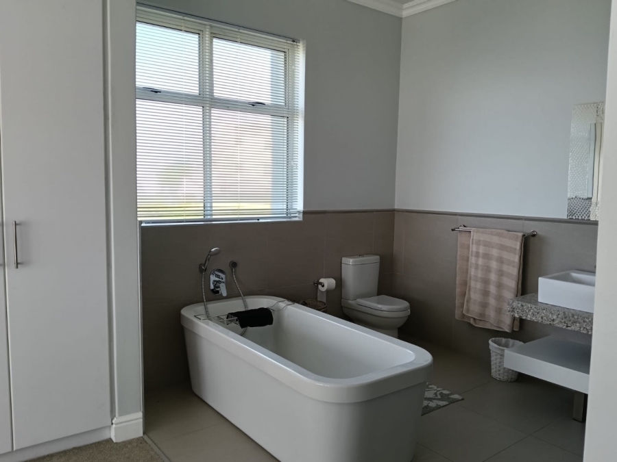 6 Bedroom Property for Sale in Wavecrest Eastern Cape